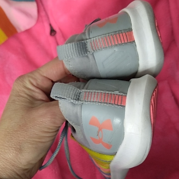 Youth Under Armour rainbow colors shoes size 2.5Y - Picture 3 of 9